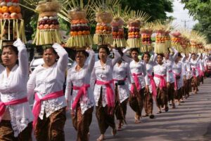 Hukum Adat : Pengertian, Ciri, Fungsi, Tantangan & Contohnya